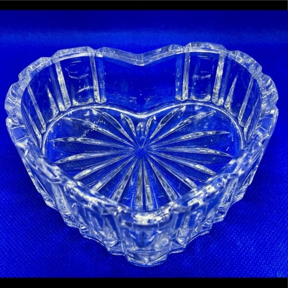 Crystal Heart Trinket Container - Picture 4 of 11